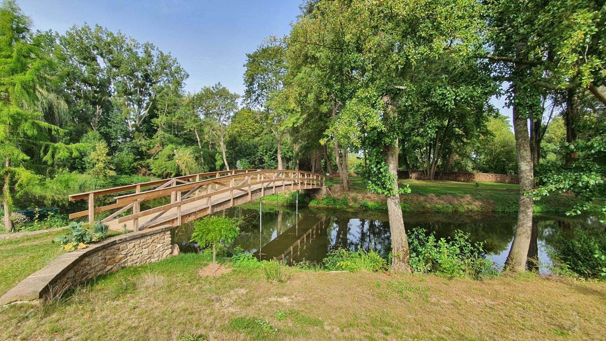 Bed and Breakfast Au Fil De L'Eau La Chapelle-Saint-Aubin Zewnętrze zdjęcie